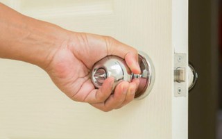 Bạn cứ nghĩ là sạch nhưng những nơi này bẩn ngang ngửa bồn cầu