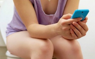Bạn đang tự giết chết chính mình khi mang điện thoại di động vào nhà vệ sinh