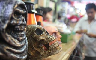 Đồ chơi ma quỷ ngập tràn phố phường trước ngày Halloween