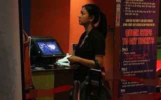 Bắt gặp Kim Thư một mình đi xem phim của chồng
