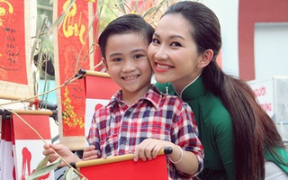 Kim Hiền cùng con trai dạo phố ngày xuân