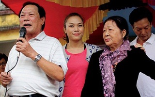 Mỹ Tâm vui tươi đưa bố mẹ đi phát quà từ thiện