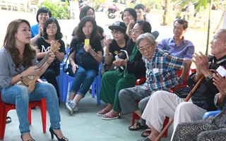 Mỹ Tâm ôm đàn hăng say hát tặng các nghệ sĩ lão thành