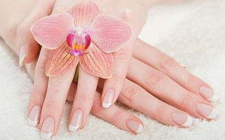 "Giải cứu" bộ móng tay xỉn màu 
