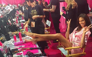 Hậu trường ngập màu hồng trước giờ G của Victoria's Secret Fashion Show 2015