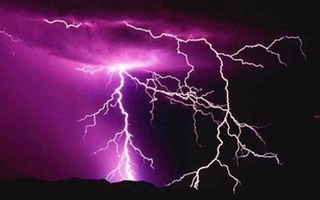 Bị sét đánh chết khi đang nấu ăn tối trong nhà bằng chảo điện