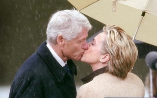 Đã gần nửa thế kỷ trôi qua, chuyện tình của vợ chồng Clinton vẫn khiến cho bao người phải ngưỡng mộ