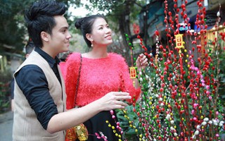 Trang Trần "đỏ rực" đón Tết trên phố