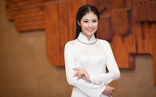 Ngọc Hân duyên dáng với áo dài trắng truyền thống