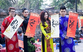 Dàn ca sĩ trẻ Hà thành rộn ràng xin chữ đầu năm