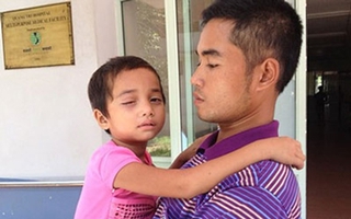 Thầy giáo "làm rơi bút", bé mầm non mù mắt
