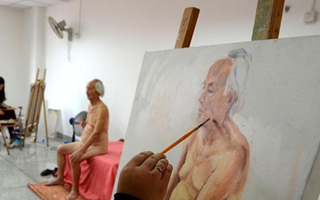 Cụ già bị con từ mặt vì làm mẫu nude ở tuổi 84 