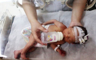Em bé kẹt trong cống thải bị người cha bế đi