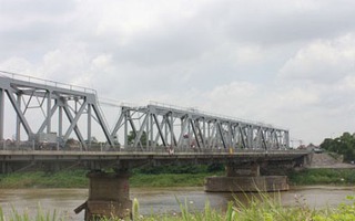 Bị chồng bế khỏi xe máy, ném xuống sông Đuống
