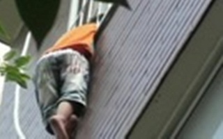 Em bé thoát chết kỳ diệu khi đầu treo lơ lửng trên song sắt tầng 4