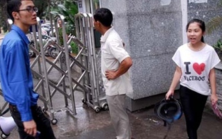 Thí sinh gào khóc vì không vào được trường thi