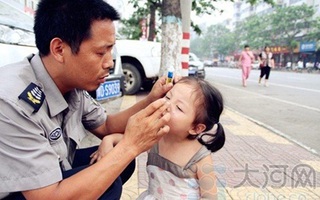 Tình yêu vĩ đại của người cha dành cho cô con nuôi bé bỏng