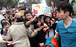Fan Việt "cào xé, túm tóc" sao Hàn