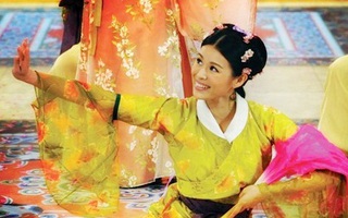 Hồ Hạnh Nhi, Chung Gia Hân thi tài ca múa trên màn ảnh Việt