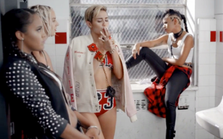 Miley Cyrus phì phèo thuốc lá đầy nổi loạn trong MV mới