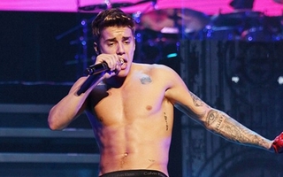 Justin Bieber giẫm lên quốc kỳ Argentina gây phẫn nộ