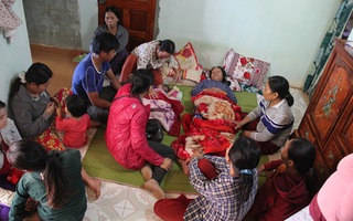 Vụ ngư dân bị bắn chết: Người vợ cạn nước mắt ngóng thi thể chồng trở về