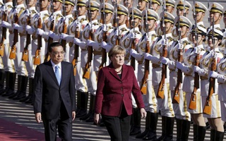 10 bức ảnh lý giải vì sao bà Merkel là "Nhân vật của năm 2015"
