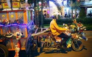 Ở Sài Gòn, ai cũng mỉm cười khi thấy chiếc xe rác chở đầy không khí Giáng Sinh này!