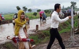 Hình ảnh cặp đôi lấm bùn ở vườn hoa hướng dương gây tranh cãi