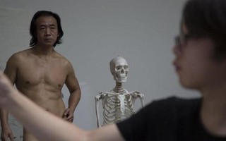 Lời trần tình về cuộc sống của mẫu nam "bán hình thể" nuôi miệng