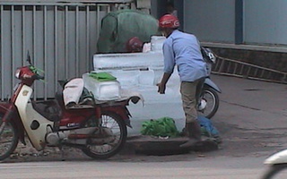 Kinh hãi nước đá nhiễm khuẩn tràn lan