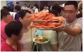 Kinh hoàng cảnh tượng du khách Trung Quốc điên cuồng tranh tôm hấp trong nhà hàng buffet ở Thái Lan