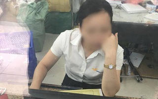 Nhân viên bưu điện ở Hà Nội ngồi chống cằm lướt mạng, thờ ơ với khách hàng