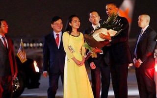 Tiết lộ danh tính của cô gái Việt xinh đẹp tặng hoa ông Obama