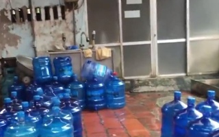 Clip: Kinh hoàng nước đóng chai sử dụng nguồn nước giếng khoan từ nghĩa địa