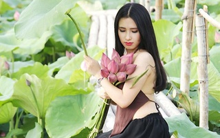 Thiếu nữ Hà thành diện áo yếm khoe dáng bên sen đầu mùa