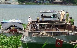 Sà lan tông ghe đang đậu, 2 mẹ con chết thảm