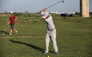 Xem người nghèo chơi golf giữa Thủ đô