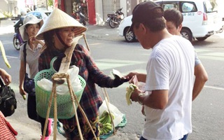 Khách Trung Quốc hành xử vô văn hóa với một phụ nữ bán chuối