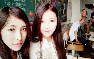 Sửa ảnh đến vẹo cả cổ người bên cạnh, 2 cô gái này đã khiến dân mạng không thể nhịn cười