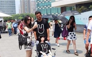 Làm náo loạn cả khu phố chỉ vì mặc áo đôi, đưa “người yêu” đi dạo bằng xe lăn