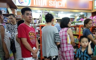 Xếp hàng trong đêm mua sách giáo khoa, đồ dùng học tập cho con em nhập học