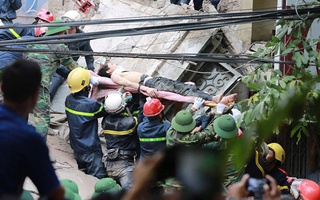 Hà Nội: Sập nhà 3 tầng lúc rạng sáng, nhiều người mắc kẹt, 2 người tử vong