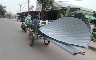 Sau vụ bé trai tử vong, người dân càng lo sợ những thanh thép, miếng tôn ngông nghênh ngoài đường