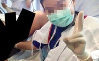 Vừa thò tay đỡ đẻ vừa tươi cười tự sướng, nữ y tá bị dân mạng truy lùng đòi “xử lý”