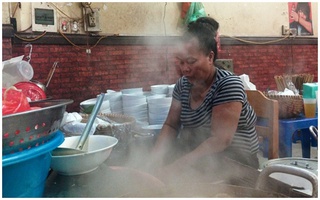 Bà chủ quán bún chửi: "Ngày xưa tôi nóng tính 10 phần thì giờ còn 1, 2 phần thôi, tôi kiềm chế nhiều rồi"
