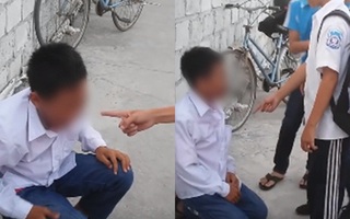Nam sinh gào khóc vì bị nhóm bạn đánh hội đồng, tiểu tiện vào đầu rồi bắt quỳ xuống xin lỗi
