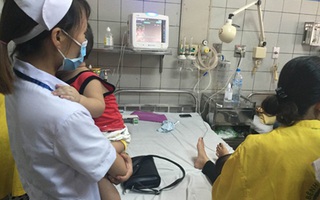 Bé trai 2 tuổi bị máy xay nghiến nát bàn tay