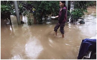 Mưa lớn ở Quảng Bình, cảnh báo lũ dâng cao tràn vào nhà dân