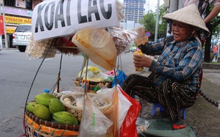 Có những người phụ nữ không son phấn, nặng trĩu gánh mưu sinh